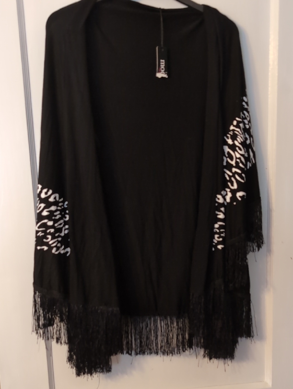 Mode Lia Black Open-Front Fringe Shrugwith White Leopard  Accents